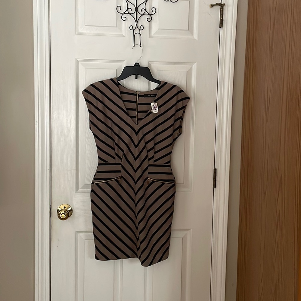 NEW with tags Ark & Co fabulous dress size small. Stunning!! - Picture 2 of 10